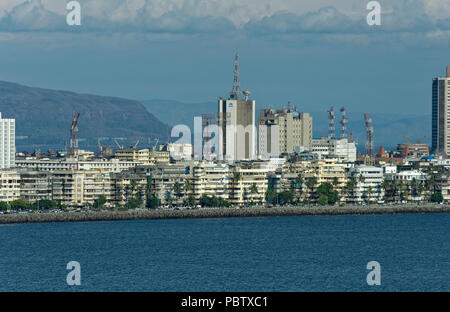 Vue claire de Nariman Point, Marine Drive, le 'le collier de la Reine" de Malabar hill à différents moments de la journée avec une excellente visibilité, Mumbai, Inde. Banque D'Images