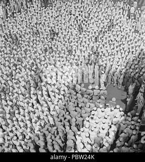 Adm. Lord Louis Mountbatten, RN, adresses membres du personnel à bord de l'USS Saratoga (CV-3) à Trincomalee, Ceylan. Adm... - Banque D'Images