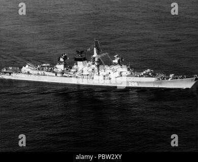 AdmiralMakarov1985. Une antenne avant tribord vue d'une Mkii soviétique II classe croiseur lance-missiles. Banque D'Images