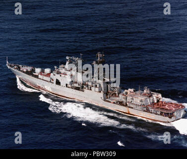 AdmiralSpiridonov1986. Quartier du port vue de la classe Udaloy soviétique destroyer lance-missiles ADMIRAL SPIRIDONOV en cours. Banque D'Images