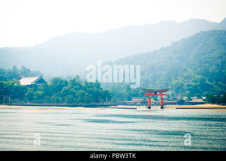 Le célèbre torii flottant d'Itsukushima-jinja) Itsukushima (sur l'île de Miyajima Itsukushima () dans la préfecture d'Hiroshima, Japon. Banque D'Images