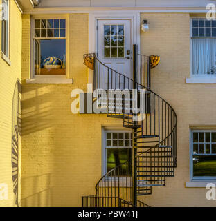 Escalier en colimaçon menant à l'entrée de l'appartement Banque D'Images