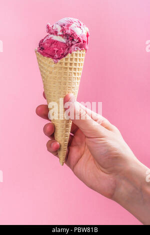 Man's hand holding ice cream Banque D'Images