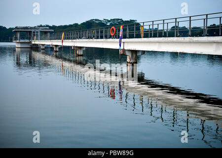 Reflet du lac pont de ciment Banque D'Images