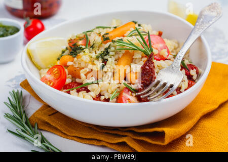 L'automne ou l'hiver savoureux salade boulgour Banque D'Images