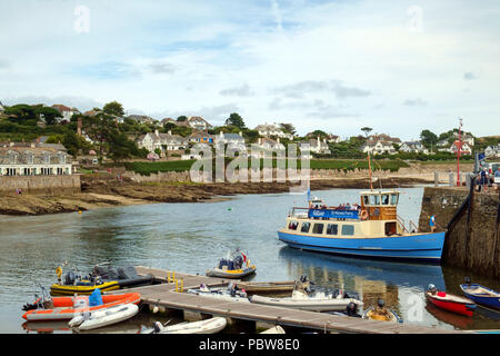 26 juillet 2017 - St Mawes, Cornwall : l'embarquement des passagers de la duchesse de Cornouailles, une St Mawes, ferry boat, dans le port sur un après-midi d'été à St Mawes sur la péninsule de Roseland, Cornwall, UK Banque D'Images