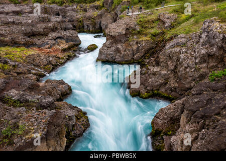 Longue exposition fluide bleu coloré bleu aqua turquoise cascade d'eau vue aérienne en bas de Hraunfossar Lava Falls en Islande, paysage Barnafoss Banque D'Images