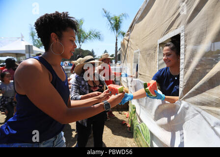 (180730) -- LOS ANGELES, 30 juillet 2018 (Xinhua) -- les gens reçoivent leurs pastèques libre lors de la 56e Festival annuel de pastèque de la Californie à Los Angeles, aux États-Unis le 29 juillet 2018. Le festival propose gratuitement des jeux de pastèque, melon, pastèque de la sculpture et de l'animations. (Xinhua/Li Ying) (zxj) Banque D'Images