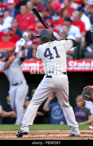 Miguel Andujar des New York Yankees au bâton en ligue majeure de baseball pendant les match contre les Los Angeles Angels au Angel Stadium à Anaheim, en Californie, États-Unis, le 28 avril 2018. Credit : AFLO/Alamy Live News Banque D'Images
