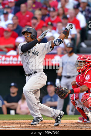 Miguel Andujar des chauves-souris les Yankees de New York en ligue majeure de baseball pendant les match contre les Los Angeles Angels au Angel Stadium à Anaheim, en Californie, États-Unis, le 28 avril 2018. Credit : AFLO/Alamy Live News Banque D'Images