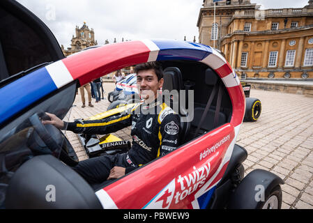 30 juillet 2018. Blenheim Palace, Oxfordshire, UK. Lancement de Twizy Tours à Blenheim Palace avec Jack Aitken (22), 3e et le pilote de réserve pour Renault Sport F1 Team. La Twizy est une voiture électrique à deux places, c'est équipé d'un GPS-guidée, qui joue un commentaire sur le passager lorsque près de certains points d'intérêt autour de l'Blenheim Palace estate. Crédit : Andrew Walmsley/Alamy Live News Banque D'Images