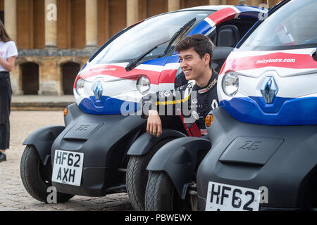 30 juillet 2018. Blenheim Palace, Oxfordshire, UK. Lancement de Twizy Tours à Blenheim Palace avec Jack Aitken (22), 3e et le pilote de réserve pour Renault Sport F1 Team. La Twizy est une voiture électrique à deux places, c'est équipé d'un GPS-guidée, qui joue un commentaire sur le passager lorsque près de certains points d'intérêt autour de l'Blenheim Palace estate. Crédit : Andrew Walmsley/Alamy Live News Banque D'Images