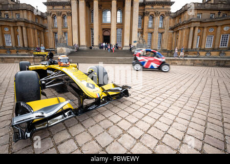 30 juillet 2018. Blenheim Palace, Oxfordshire, UK. Lancement de Twizy Tours à Blenheim Palace avec Jack Aitken (22), 3e et le pilote de réserve pour Renault Sport F1 Team. La Twizy est une voiture électrique à deux places, c'est équipé d'un GPS-guidée, qui joue un commentaire sur le passager lorsque près de certains points d'intérêt autour de l'Blenheim Palace estate. Crédit : Andrew Walmsley/Alamy Live News Banque D'Images