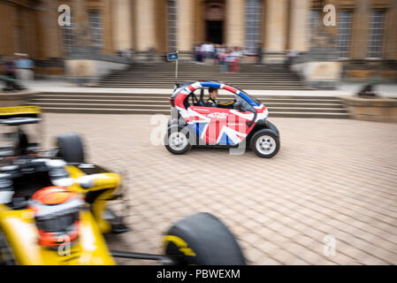 30 juillet 2018. Blenheim Palace, Oxfordshire, UK. Lancement de Twizy Tours à Blenheim Palace avec Jack Aitken (22), 3e et le pilote de réserve pour Renault Sport F1 Team. La Twizy est une voiture électrique à deux places, c'est équipé d'un GPS-guidée, qui joue un commentaire sur le passager lorsque près de certains points d'intérêt autour de l'Blenheim Palace estate. Crédit : Andrew Walmsley/Alamy Live News Banque D'Images