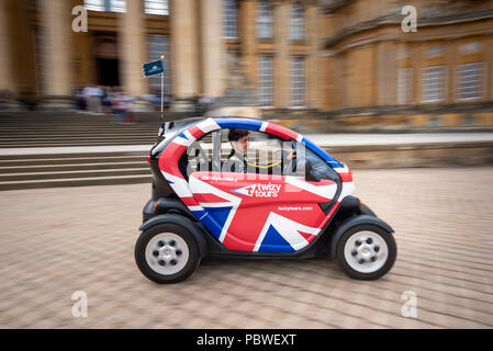 30 juillet 2018. Blenheim Palace, Oxfordshire, UK. Lancement de Twizy Tours à Blenheim Palace avec Jack Aitken (22), 3e et le pilote de réserve pour Renault Sport F1 Team. La Twizy est une voiture électrique à deux places, c'est équipé d'un GPS-guidée, qui joue un commentaire sur le passager lorsque près de certains points d'intérêt autour de l'Blenheim Palace estate. Crédit : Andrew Walmsley/Alamy Live News Banque D'Images