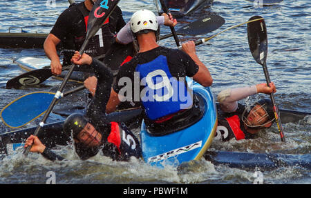 Hambourg, Allemagne. 30 Juin, 2018. Jan-Erik Haack (l) et Lukas Richter (r) participer à un match de Bundesliga de canoë-polo pour l'équipe de Canoë Club Hamburg Alster. Richter seront en compétition pour l'équipe allemande à la Coupe du monde au Canada, alors que Haack se joindra à l'équipe italienne. Photo : Markus Tischler/dpa/Alamy Live News Banque D'Images