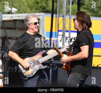 Readington, NJ : - 29 juillet : Kurt Griffey, Stu Cook de Creedence Clearwater Revisited effectue au cours de la 36e Festival annuel de QuickChek le New Jersey de la montgolfière à Solberg Airport de Readington, NJ . Crédit : John Palmer/Media Punch Banque D'Images