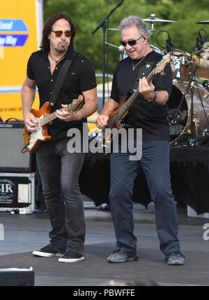 Readington, NJ : - 29 juillet : Kurt Griffey, Stu Cook de Creedence Clearwater Revisited effectue au cours de la 36e Festival annuel de QuickChek le New Jersey de la montgolfière à Solberg Airport de Readington, NJ . Crédit : John Palmer/Media Punch Banque D'Images