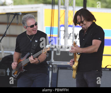 Readington, NJ : - 29 juillet : Kurt Griffey, Stu Cook de Creedence Clearwater Revisited effectue au cours de la 36e Festival annuel de QuickChek le New Jersey de la montgolfière à Solberg Airport de Readington, NJ . Crédit : John Palmer/Media Punch Banque D'Images