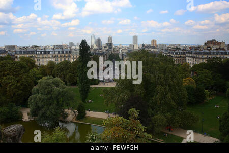 Paris, France. 21 juillet, 2018. Le Parc des Buttes Chaumont à Paris, France. Il a été ouvert en 1867, la fin du régime de l'empereur Napoléon III, et fut construit par Jean-Charles Alphand, qui a créé tous les grands parcs de Napoléon III. Le parc a 5,5 kilomètres de routes et de 2,2 kilomètres de sentiers. Le plus célèbre du parc est le Temple de la Sibylle, inspirée par le Temple de Vesta à Tivoli, Italie, perché au sommet d'une falaise de 50 mètres au-dessus des eaux du lac artificiel. Crédit : Leigh Taylor/ZUMA/Alamy Fil Live News Banque D'Images