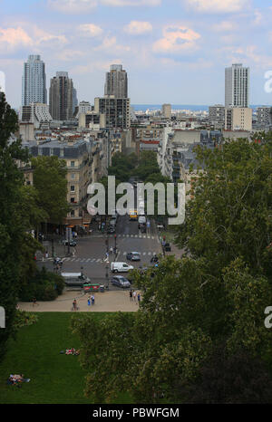 Paris, France. 21 juillet, 2018. Le Parc des Buttes Chaumont à Paris, France. Il a été ouvert en 1867, la fin du régime de l'empereur Napoléon III, et fut construit par Jean-Charles Alphand, qui a créé tous les grands parcs de Napoléon III. Le parc a 5,5 kilomètres de routes et de 2,2 kilomètres de sentiers. Le plus célèbre du parc est le Temple de la Sibylle, inspirée par le Temple de Vesta à Tivoli, Italie, perché au sommet d'une falaise de 50 mètres au-dessus des eaux du lac artificiel. Crédit : Leigh Taylor/ZUMA/Alamy Fil Live News Banque D'Images