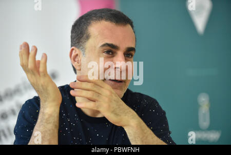 Uherske Hradiste, République tchèque. 28 juillet, 2018. Invité du festival, réalisateur Kurde iranien Bahman Ghobadi assiste à une conférence de presse au sein de l'École de Cinéma de l'été festival d'Uherske Hradiste, République tchèque, le 28 juillet 2018. Credit : Dalibor Gluck/CTK Photo/Alamy Live News Banque D'Images