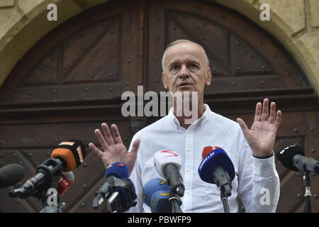 H-System Administrateur de faillite Josef Monsport parle aux journalistes après une rencontre médiatisée par PM Andrej Babis entre Svatopluk coopérative, l'association d'un groupe d'anciens clients système H et lui, à Prague, en République tchèque, le 31 juillet 2018. Les clients de la faillite de l'entreprise H-System Developer ont perdu leur différend avec son administrateur de faillite comme la Cour suprême (NS) leur a ordonné de quitter la maison qu'ils avaient terminé sur leur propre, le NS a annoncé aux médias le 24 juillet 2018, à Brno, République tchèque. Les parties au différend de longue durée ont été Josef Monsport, l'annonce de faillite Banque D'Images