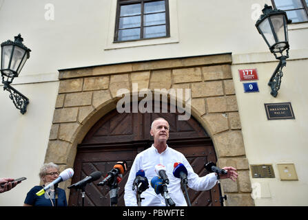 H-System Administrateur de faillite Josef Monsport parle aux journalistes après une rencontre médiatisée par PM Andrej Babis entre Svatopluk coopérative, l'association d'un groupe d'anciens clients système H et lui, à Prague, en République tchèque, le 31 juillet 2018. Les clients de la faillite de l'entreprise H-System Developer ont perdu leur différend avec son administrateur de faillite comme la Cour suprême (NS) leur a ordonné de quitter la maison qu'ils avaient terminé sur leur propre, le NS a annoncé aux médias le 24 juillet 2018, à Brno, République tchèque. Les parties au différend de longue durée ont été Josef Monsport, l'annonce de faillite Banque D'Images