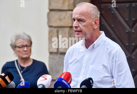 H-System Administrateur de faillite Josef Monsport (à droite) parle aux journalistes après une rencontre médiatisée par PM Andrej Babis entre Svatopluk coopérative, l'association d'un groupe d'anciens clients système H et lui, à Prague, en République tchèque, le 31 juillet 2018. Les clients de la faillite de l'entreprise H-System Developer ont perdu leur différend avec son administrateur de faillite comme la Cour suprême (NS) leur a ordonné de quitter la maison qu'ils avaient terminé sur leur propre, le NS a annoncé aux médias le 24 juillet 2018, à Brno, République tchèque. Les parties au différend de longue durée ont été Josef Monsport, le bankr Banque D'Images