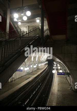 Paris, France. 22 juillet, 2018. Une gare dans Paris, France. Paris, la capitale du pays, est une grande ville européenne et un centre mondial de l'art, de la mode, de la gastronomie et de la culture. Son paysage urbain du 19e siècle est traversé par de larges boulevards et de la Seine. Crédit : Leigh Taylor/ZUMA/Alamy Fil Live News Banque D'Images