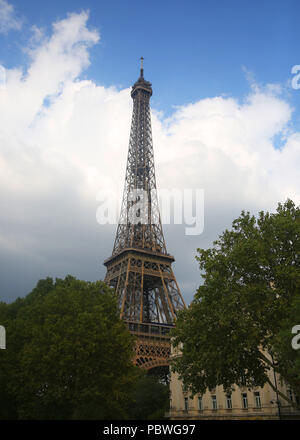 Paris, France. 21 juillet, 2018. La Tour Eiffel à Paris, France. La tour a été construite à partir de 1887Ã¢â€'89 que l'entrée de l'Exposition Universelle de 1889. Il est devenu une icône culturelle generally de France et l'une des plus reconnaissables de structures dans le monde. La Tour Eiffel est le monument le plus visité au monde a payé 6,91 millions de personnes ; il est monté en 2015. Crédit : Leigh Taylor/ZUMA/Alamy Fil Live News Banque D'Images