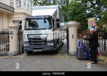 Carlton Gardens, Westminster, London, UK, 30 juillet 2018. Dépose cars sont vus en laissant à l'ancien ministre des Affaires étrangères, Boris Johnson's London Residence à Carlton Gardens, Westminster. Faux Bojo (Drew Galdron, un imitateur de Boris), dit au revoir aux cars. Johnson avait été due à quitter la propriété depuis quitte son poste. Credit : Imageplotter News et Sports/Alamy Live News Banque D'Images