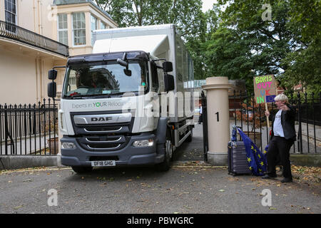 Carlton Gardens, Westminster, London, UK, 30 juillet 2018. Dépose cars sont vus en laissant à l'ancien ministre des Affaires étrangères, Boris Johnson's London Residence à Carlton Gardens, Westminster. Faux Bojo (Drew Galdron, un imitateur de Boris), dit au revoir aux cars. Johnson avait été due à quitter la propriété depuis quitte son poste. Credit : Imageplotter News et Sports/Alamy Live News Banque D'Images