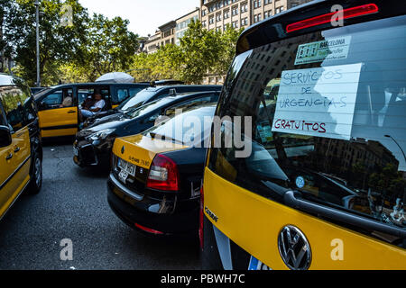 Barcelone, Catalogne, Espagne. 30 juillet, 2018. Un taxi vu avec un signe qui offre gratuitement des services d'urgence. La grève des chauffeurs de taxi entre dans son troisième jour et s'étend à travers les principales villes espagnoles. Le taxi privé n'est pas prêt à perdre cette bataille en faveur de la nouvelle super Cabify et plates-formes. Credit : Paco Freire SOPA/Images/ZUMA/Alamy Fil Live News Banque D'Images