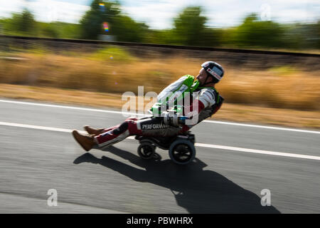 Darmstadt, Allemagne. 29 juillet 2018, l'Allemagne Darmstadt : Dirk Auer, athlète extrême, conduit sa voiture à réaction Bobby oalong la piste d'essai. Dirk Auer, plasturgie ingénieur de Gross-Gerau, veut accélérer de 0 à 100 km/h en 2,3 secondes avec un jet-powered by Bobby car. Le renforcement de l'aire de véhicule est équipé d'un moteur, et Auer possède deux réacteurs supplémentaires sur ses avant-bras. Dpa : Crédit photo alliance/Alamy Live News Banque D'Images