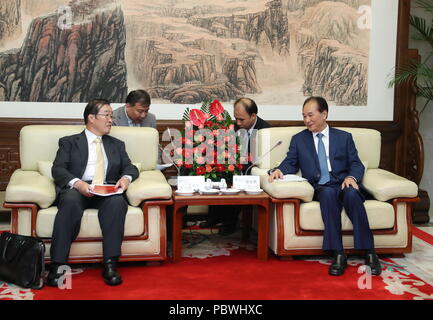 (180730) -- BEIJING, 30 juillet 2018 (Xinhua) -- Cai Mingzhao (R, avant), président de l'agence de presse Xinhua, rencontre avec Masao Omuro (L, avant), président de l'agence de presse Jiji Press, à Beijing, capitale de Chine, le 30 juillet 2018. Cai a déclaré que les médias ont joué un rôle unique et essentiel dans la promotion des relations entre la Chine et le Japon. Cette année marque le 40e anniversaire de la signature du traité sino-japonaises de paix et d'amitié, dit Cai, en espérant que la Xinhua et Jiji Press profite de l'occasion pour poursuivre leurs échanges et coopération amicaux et d'accroître la compréhension mutuelle des t Banque D'Images