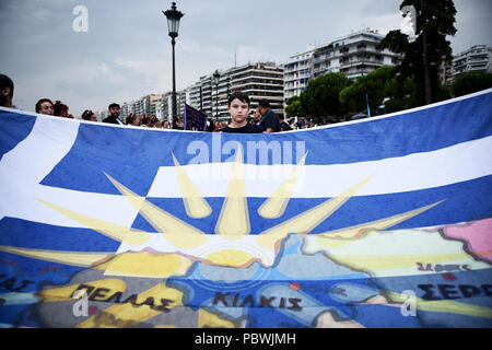 Thessalonique, Grèce. 30 juillet, 2018. Des centaines de personnes ont dansé au bord de l'eau de la partie nord de Thessalonique, un Grec Macédonien traditionnel danse appelée ''Mmacédonienne Syrto'', afin de protester contre l'Accord sur Prespa débat entre la Grèce et la Macédoine. Credit : Giannis Papanikos/ZUMA/Alamy Fil Live News Banque D'Images