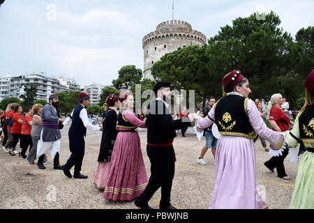 Thessalonique, Grèce. 30 juillet, 2018. Des gens habillés en costumes traditionnels de danse au front de mer de Thessalonique. Des centaines de personnes ont dansé au bord de l'eau de la partie nord de Thessalonique, un Grec Macédonien traditionnel danse appelée ''Mmacédonienne Syrto'', afin de protester contre l'Accord sur Prespa débat entre la Grèce et la Macédoine. Credit : Giannis Papanikos/ZUMA/Alamy Fil Live News Banque D'Images