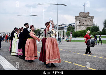 Thessalonique, Grèce. 30 juillet, 2018. Des gens habillés en costumes traditionnels de danse au front de mer de Thessalonique. Des centaines de personnes ont dansé au bord de l'eau de la partie nord de Thessalonique, un Grec Macédonien traditionnel danse appelée ''Mmacédonienne Syrto'', afin de protester contre l'Accord sur Prespa débat entre la Grèce et la Macédoine. Credit : Giannis Papanikos/ZUMA/Alamy Fil Live News Banque D'Images