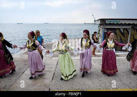 Thessalonique, Grèce. 30 juillet, 2018. Femmes vêtues de costumes traditionnels de danse au front de mer de Thessalonique. Des centaines de personnes ont dansé au bord de l'eau de la partie nord de Thessalonique, un Grec Macédonien traditionnel danse appelée ''Mmacédonienne Syrto'', afin de protester contre l'Accord sur Prespa débat entre la Grèce et la Macédoine. Credit : Giannis Papanikos/ZUMA/Alamy Fil Live News Banque D'Images