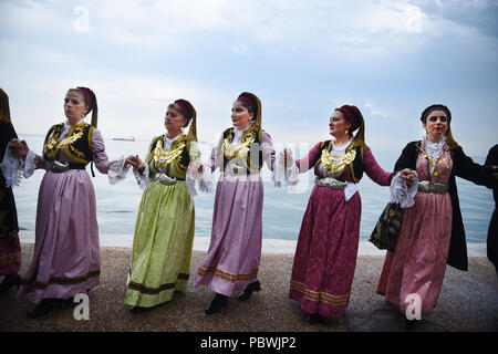 Thessalonique, Grèce. 30 juillet, 2018. Femmes vêtues de costumes traditionnels de danse au front de mer de Thessalonique. Des centaines de personnes ont dansé au bord de l'eau de la partie nord de Thessalonique, un Grec Macédonien traditionnel danse appelée ''Mmacédonienne Syrto'', afin de protester contre l'Accord sur Prespa débat entre la Grèce et la Macédoine. Credit : Giannis Papanikos/ZUMA/Alamy Fil Live News Banque D'Images