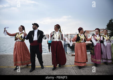 Thessalonique, Grèce. 30 juillet, 2018. Des gens habillés en costumes traditionnels de danse au front de mer de Thessalonique. Des centaines de personnes ont dansé au bord de l'eau de la partie nord de Thessalonique, un Grec Macédonien traditionnel danse appelée ''Mmacédonienne Syrto'', afin de protester contre l'Accord sur Prespa débat entre la Grèce et la Macédoine. Credit : Giannis Papanikos/ZUMA/Alamy Fil Live News Banque D'Images