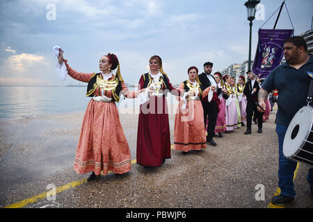 Thessalonique, Grèce. 30 juillet, 2018. Des gens habillés en costumes traditionnels de danse au front de mer de Thessalonique. Des centaines de personnes ont dansé au bord de l'eau de la partie nord de Thessalonique, un Grec Macédonien traditionnel danse appelée ''Mmacédonienne Syrto'', afin de protester contre l'Accord sur Prespa débat entre la Grèce et la Macédoine. Credit : Giannis Papanikos/ZUMA/Alamy Fil Live News Banque D'Images