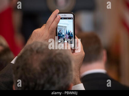 Un journaliste prend une photo de l'iPhone en tant que Président des Etats-Unis, Donald J. Trump, droite, et le premier ministre Giuseppe Conte de l'Italie, gauche, tenir une conférence de presse conjointe à l'East Room de la Maison Blanche à Washington, DC le lundi, Juillet 30, 2018. Credit : Ron Sachs/CNP /MediaPunch Banque D'Images