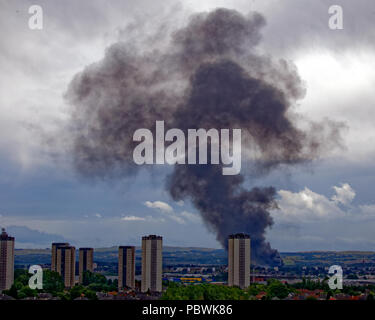 Glasgow, Scotland, UK 30 Juillet. Un autre incendie à Glasgow plumets fumée noire sur le haut des tours scotstoun appartements, vue de quatre milles de distance, à travers la ville pour les miles comme Howford l'abandon de l'école primaire fire ajoute à la ville sur les inquiétudes des polluants atmosphériques et l'amiante porté par le récent Art School blaze. Gérard Ferry/Alamy news Banque D'Images