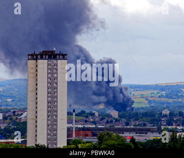 Glasgow, Scotland, UK 30 Juillet. Un autre incendie à Glasgow plumets fumée noire sur le haut des tours scotstoun appartements, vue de quatre milles de distance, à travers la ville pour les miles comme Howford l'abandon de l'école primaire fire ajoute à la ville sur les inquiétudes des polluants atmosphériques et l'amiante porté par le récent Art School blaze. Gérard Ferry/Alamy news Banque D'Images