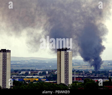 Glasgow, Scotland, UK 30 Juillet. Un autre incendie à Glasgow plumets fumée noire sur le haut des tours scotstoun appartements, vue de quatre milles de distance, à travers la ville pour les miles comme Howford l'abandon de l'école primaire fire ajoute à la ville sur les inquiétudes des polluants atmosphériques et l'amiante porté par le récent Art School blaze. Gérard Ferry/Alamy news Banque D'Images