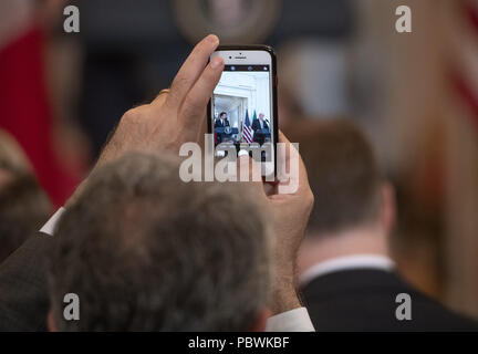 Washington, District de Columbia, Etats-Unis. 30 juillet, 2018. Un journaliste prend une photo de l'iPhone en tant que Président des Etats-Unis, Donald J. Trump, droite, et le premier ministre Giuseppe Conte de l'Italie, gauche, tenir une conférence de presse conjointe à l'East Room de la Maison Blanche à Washington, DC le lundi, Juillet 30, 2018.Credit : Ron Sachs/CNP Crédit : Ron Sachs/CNP/ZUMA/Alamy Fil Live News Banque D'Images