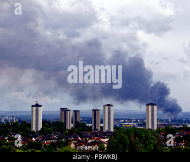 Glasgow, Scotland, UK 30 Juillet. Un autre incendie à Glasgow plumets fumée noire sur le haut des tours scotstoun appartements, vue de quatre milles de distance, à travers la ville pour les miles comme Howford l'abandon de l'école primaire fire ajoute à la ville sur les inquiétudes des polluants atmosphériques et l'amiante porté par le récent Art School blaze. Gérard Ferry/Alamy news Banque D'Images