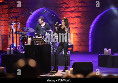 Beyrouth, Liban. 30 juillet, 2018. Carla Bruni-Sarkozy chanteuse (R), l'ex-première dame française, fonctionne à l'Art Festival de Beiteddine, près de Beyrouth, Liban, le 30 juillet 2018. Carla Bruni-Sarkozy fait son cinquième album 'French touch' au festival. Crédit : Li Liangyong/Xinhua/Alamy Live News Banque D'Images